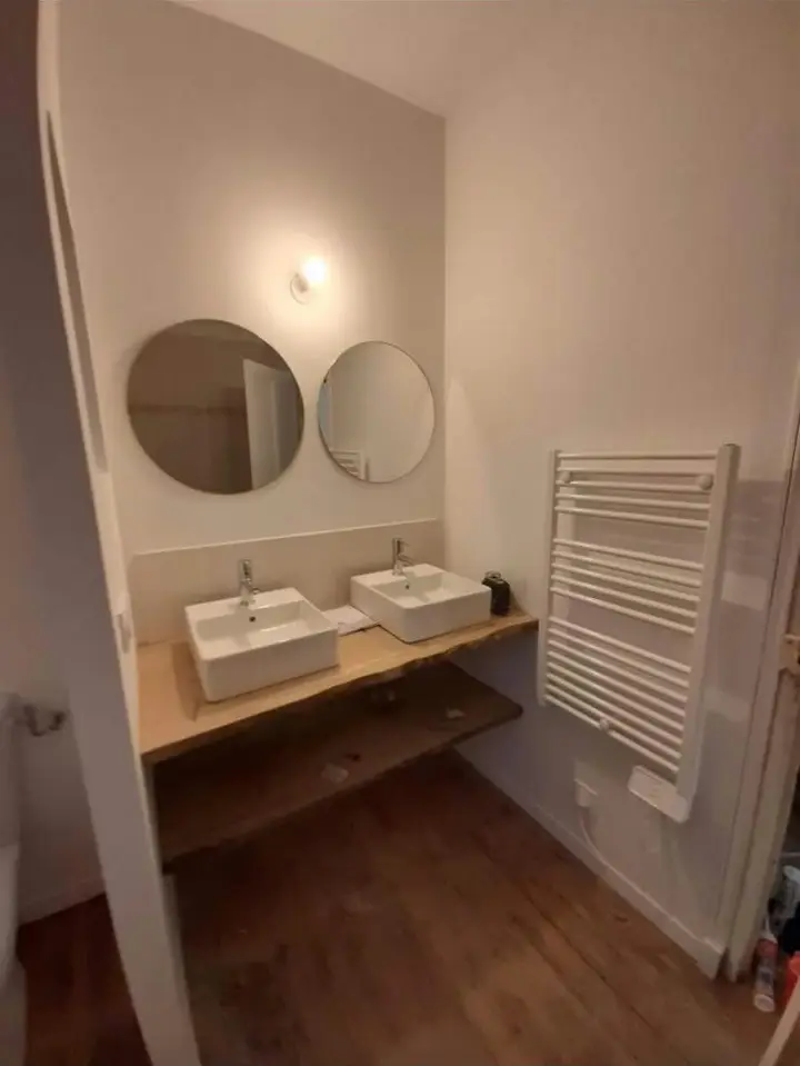 Salle de bain Perrin après travaux, double vasque sur plan bois